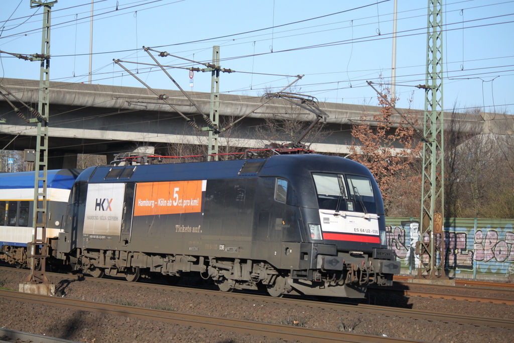 ES 64 U2-036(182 536-3) mit HKX 1807 von K�ln Hbf nach Hamburg-Altona bei der Einfahrt in Hamburg-Harburg.17.01.2015