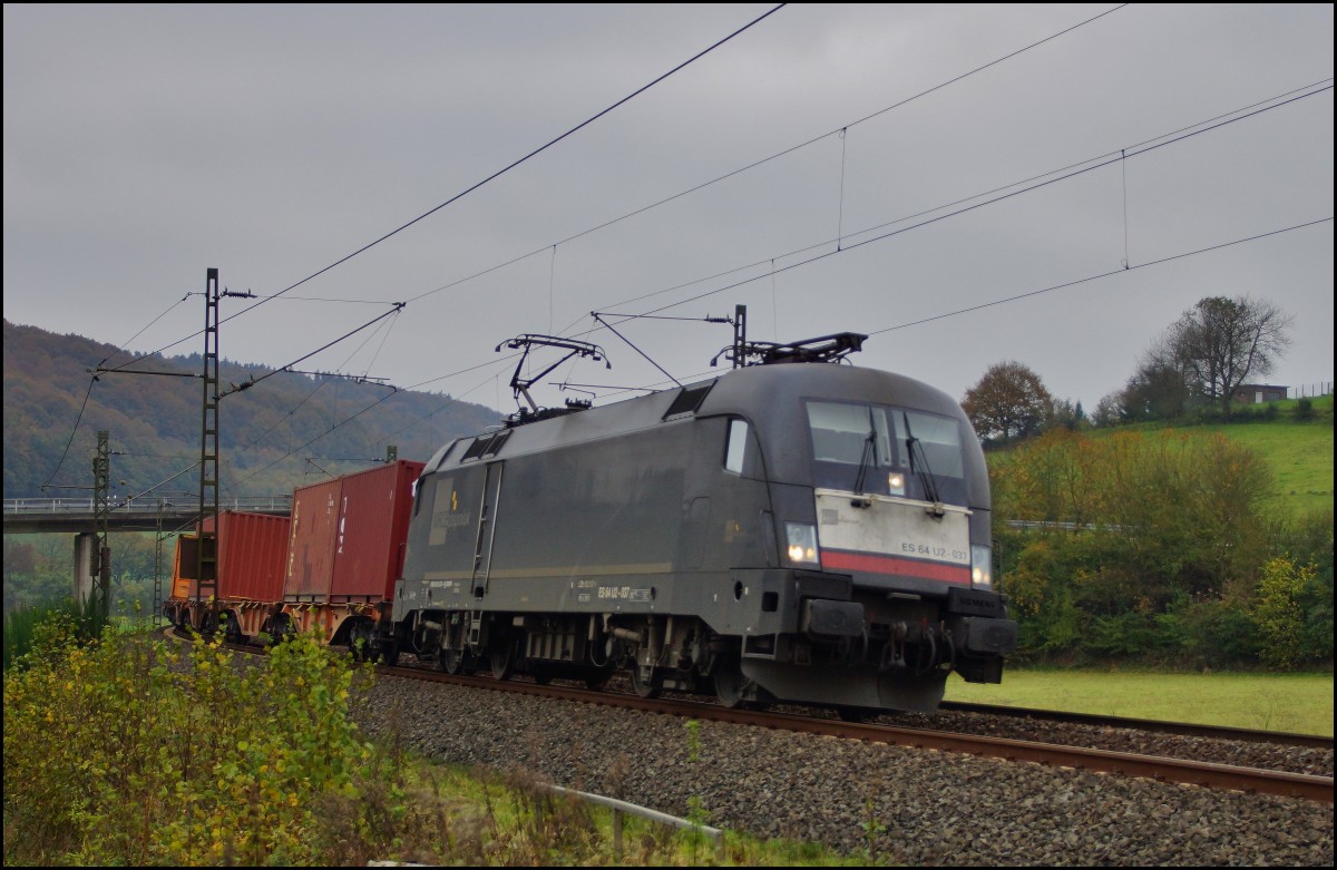 ES 64 U2-037 (182 537) von MRCE fährt mit einen Containerzug in Richtung Norden am 28.10.14 bei Hermannspiegel.