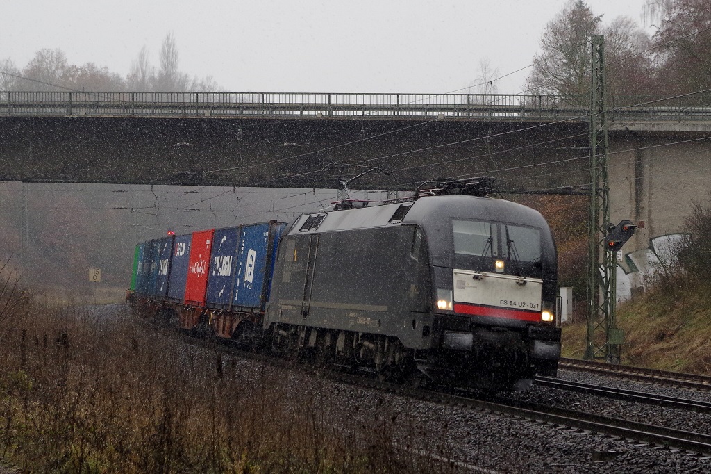 ES 64 U2 - 037 MRCE am 14.12.2013 mit Containerzug in Fulda-Götzenhof Richtung Bebra. 