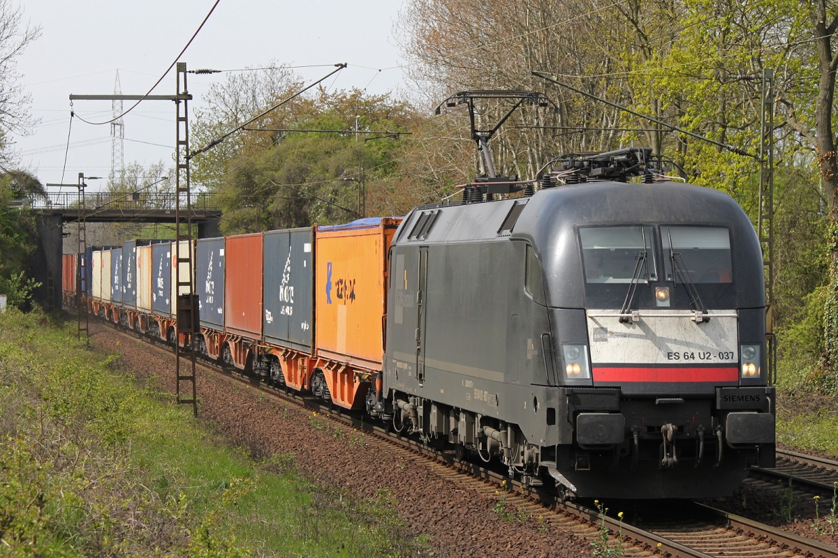 ES 64 U2-037 fuhr am 17.4.14 mit einem Containerzug durch Ahlten.