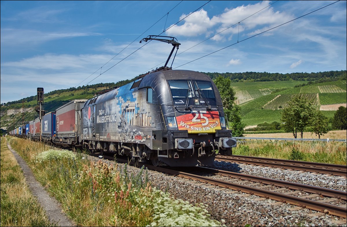 ES 64 U2-060 (182 560) von TXlogistik ist mit einen Aufliegerzug bei Thüngersheim am 05.07.2017 unterwegs.