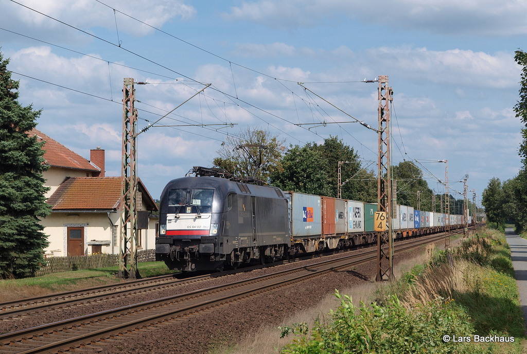 ES 64 U2-062 boxXpress bringt am 27.08.13 einen langen Containerzug aus Bremerhaven durch Drverden Richtung Sden.