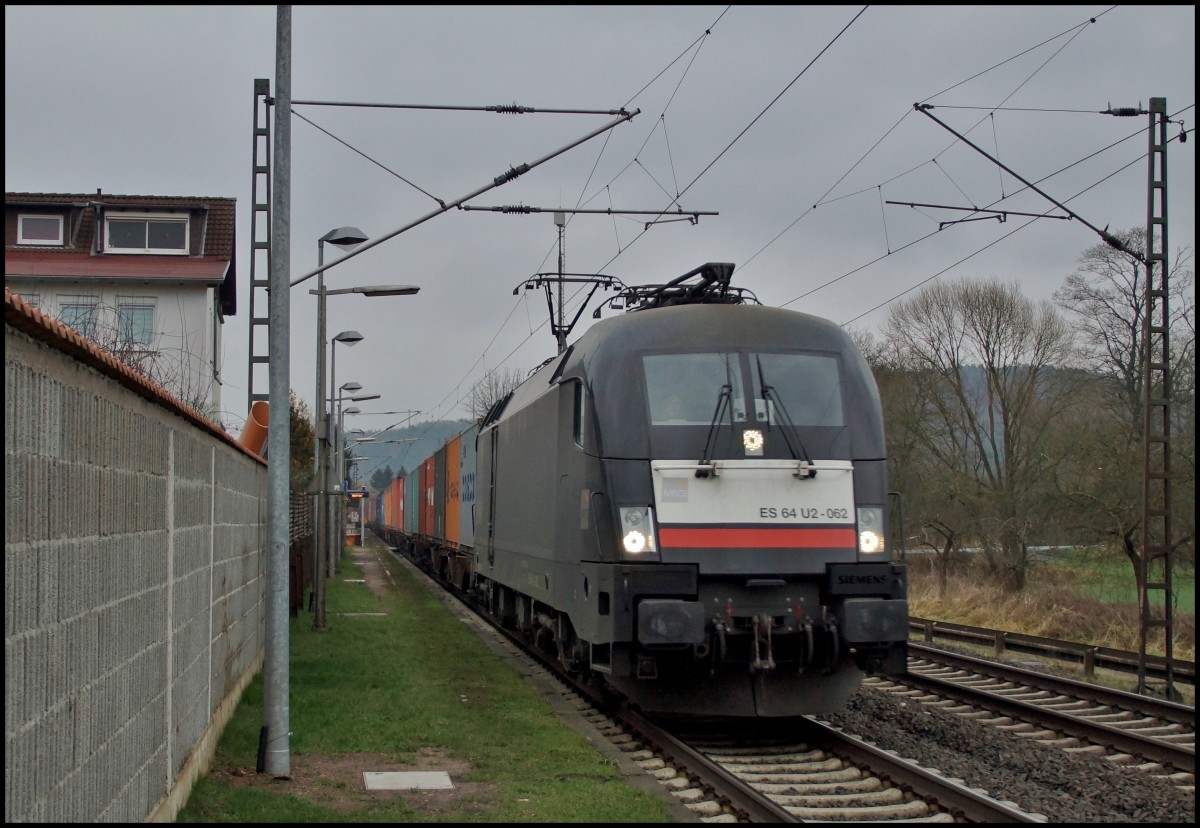 ES 64 U2-062 (ex ES 64 U2-050) ist am 28.01.15 mit einen Containerzug in Ludwigsau-Lindlos zusehen.