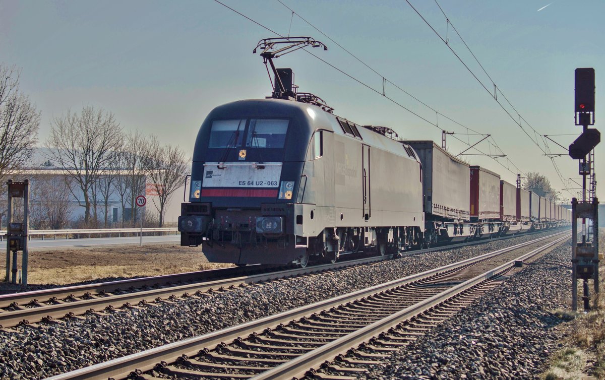 ES 64 U2-063 (182 563) von MRCE ist am 15.02.2017 mit einen Aufliegerzug bei Thüngersheim unterwegs.