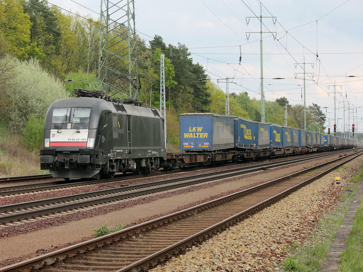 ES 64 U2 - 063 (182 563-7) der MRCE Dispolok vermietet an boxXpress mit einem Containerzug  am 21. April 2014 auf dem südlichen Berliner Außenring in Höhe Diedersdorf. 