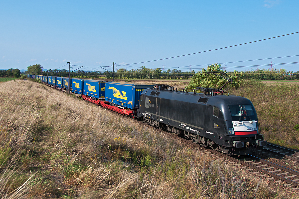 ES 64 U2-065 (182 565) von MRCE mit einem LKW Walter Zug zwischen Himberg und Gramatneusiedl unterwegs am 09.09.2017.
