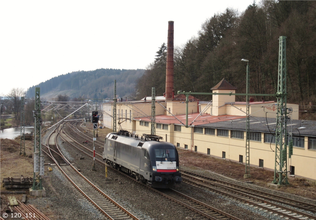ES 64 U2-065 von MRCE durchfuhr am 07.M�rz 2015 den Bahnhof Kronach in Richtung Saalfeld.