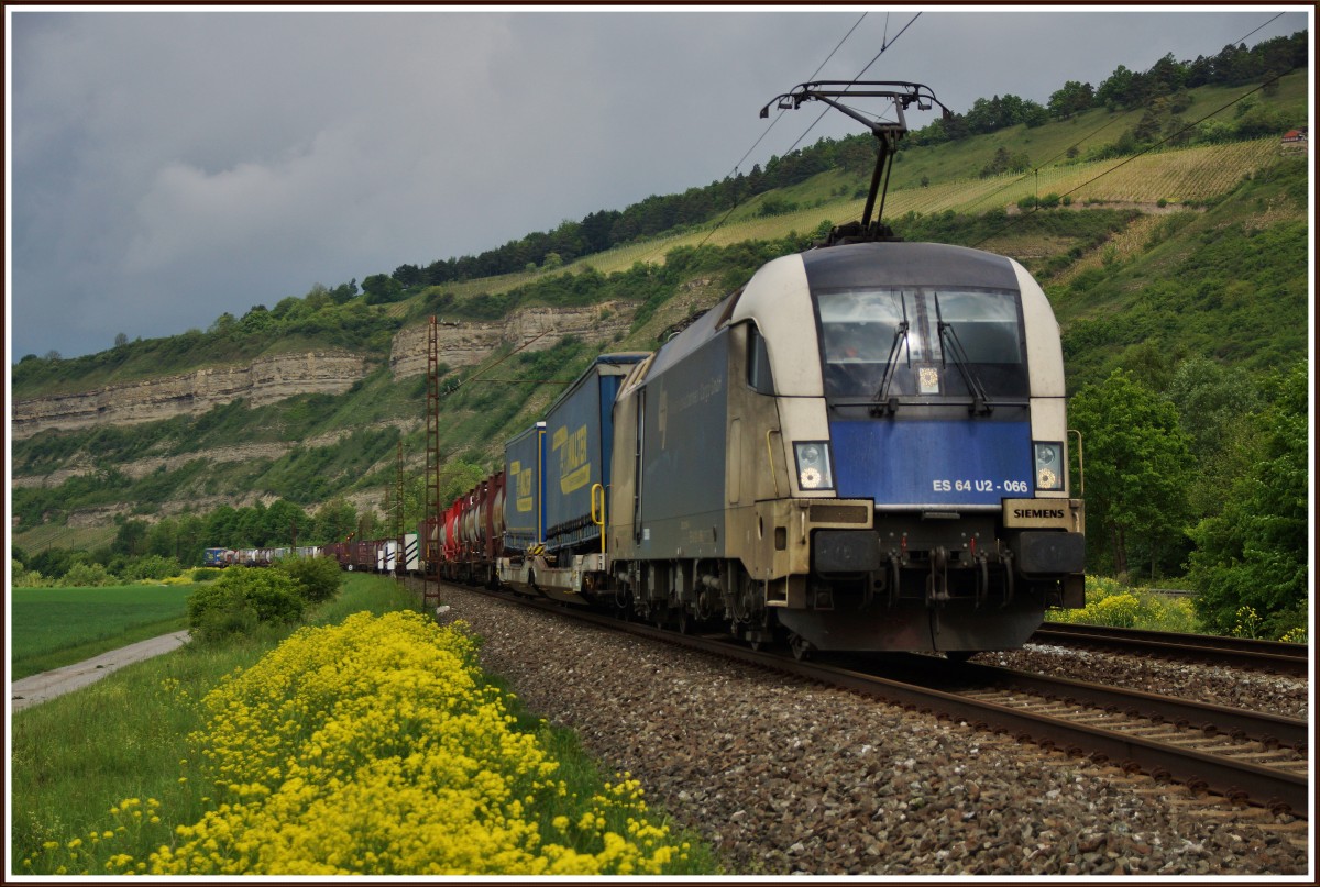 ES 64 U2- 066 (182 566)ist mit einen Aufliegerzug Richtung Süden unterwegs bei Thüngersheim am 08.05.14.