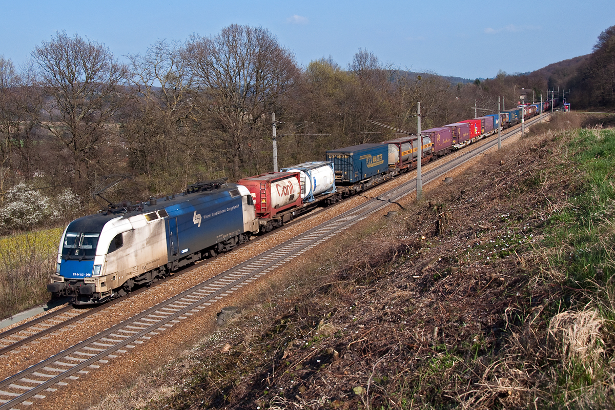 ES 64 U2 066 der Wiener Lokalbahnen ist am 28.03.2014 kurz nach Unter Oberndorf mit einem Containerzug in Richtung Westen unterwegs. 