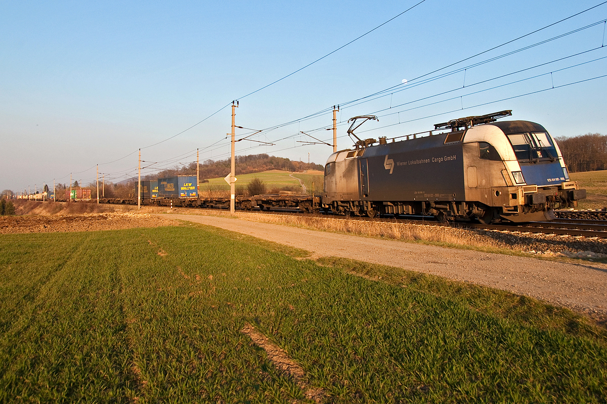 ES 64 U2-066 der Wiener Lokalbahnen Cargo GmbH, unterwegs mit Containern in Richtung Westen. Neulengbach, am 14.03.2014.