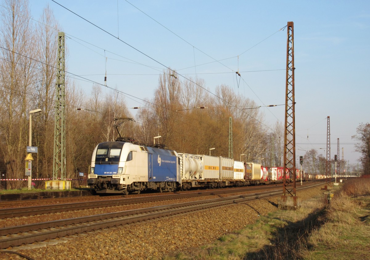 ES 64 U2-066 von der WLB zieht am 20.Mrz 2015 einen Containerzug durch Leipzig-Thekla in Richtung Leipzig-Mockau.
