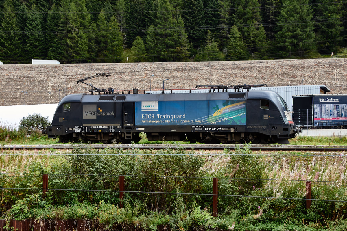 ES 64 U2-067 (182 567-8) von MRCE wartet am 21.09.16 auf neue Aufgaben im Bhf.vom Brenner.