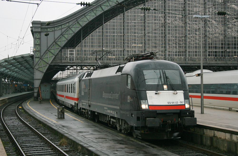 ES 64 U2-067 mit einem InterCity im Kölner Hauptbahnhof am 27. Februar 2009.