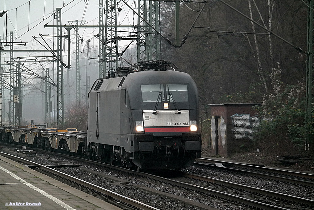 ES 64 U2-067 ist mit einen intermodal am 17.12.13 durch hh-harburg gefahren