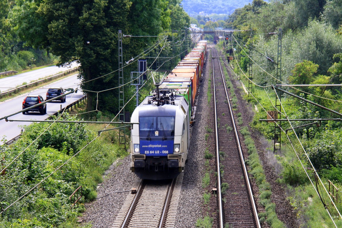 ES 64 U2-068(182 568) der Wiener Lokalbahn kommt aus Richtung Koblenz mit einem langen Containerzug aus S�den nach Norden und f�hrt in Richtung K�ln auf der Rechten Rheinstrecke (KBS 465) bei Bad-Honnef am Rhein bei Sommerwetter am 15.8.2013. 