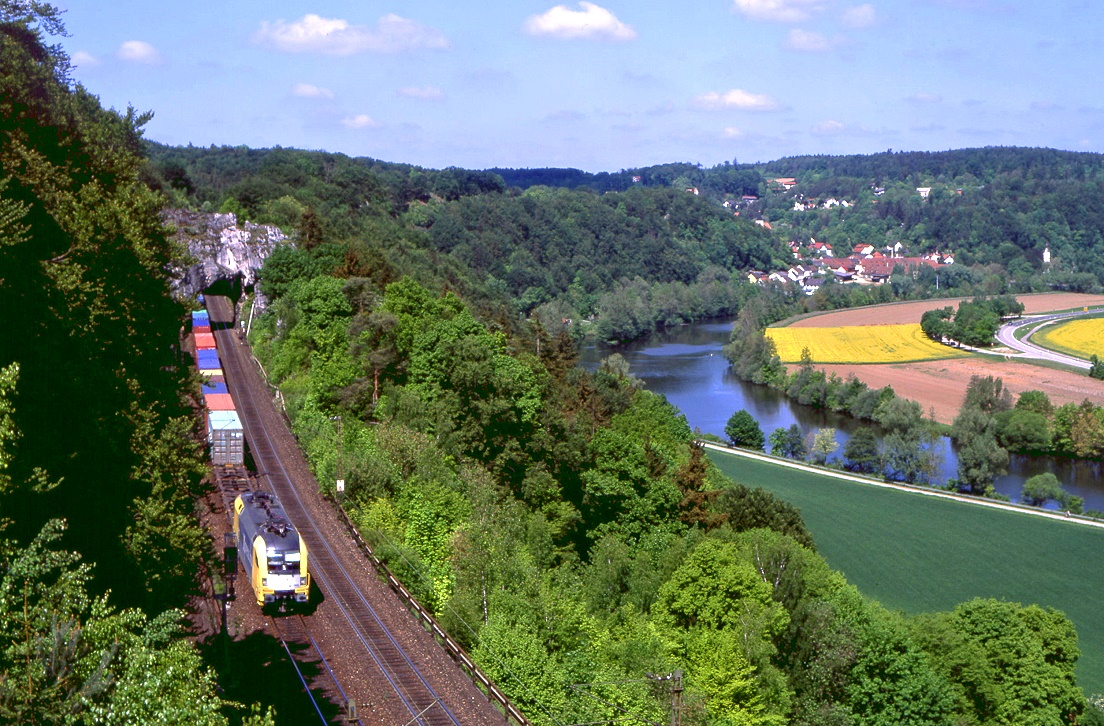 ES 64 U2 069 mit einer Boxxpress Leistung am Felsentor bei Etterzhausen, 07.05.2009.