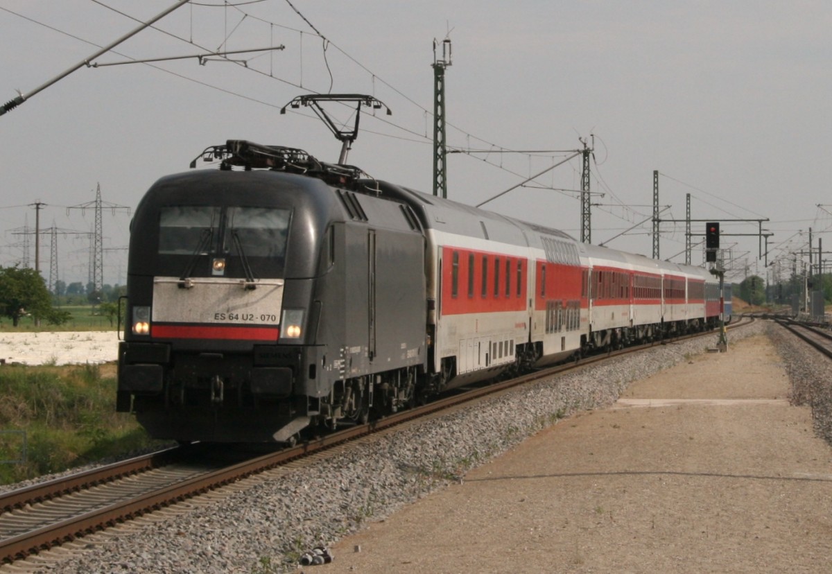 ES 64 U2-070 mit CNL 473 (Kopenhagen–Basel SBB) am 08.05.2011 in Schliengen, aufgenommen vom nrdlichen Ende des Mittelbahnsteigs