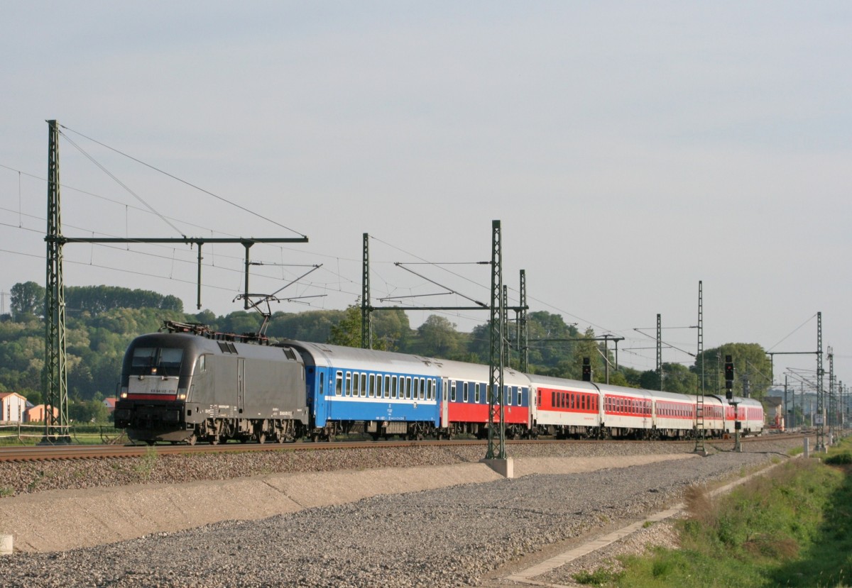 ES 64 U2-070 mit CNL 472  Aurora  (Basel SBB–Kopenhagen + Kurswagen nach Moskau) am 07.05.2011 in Schliengen