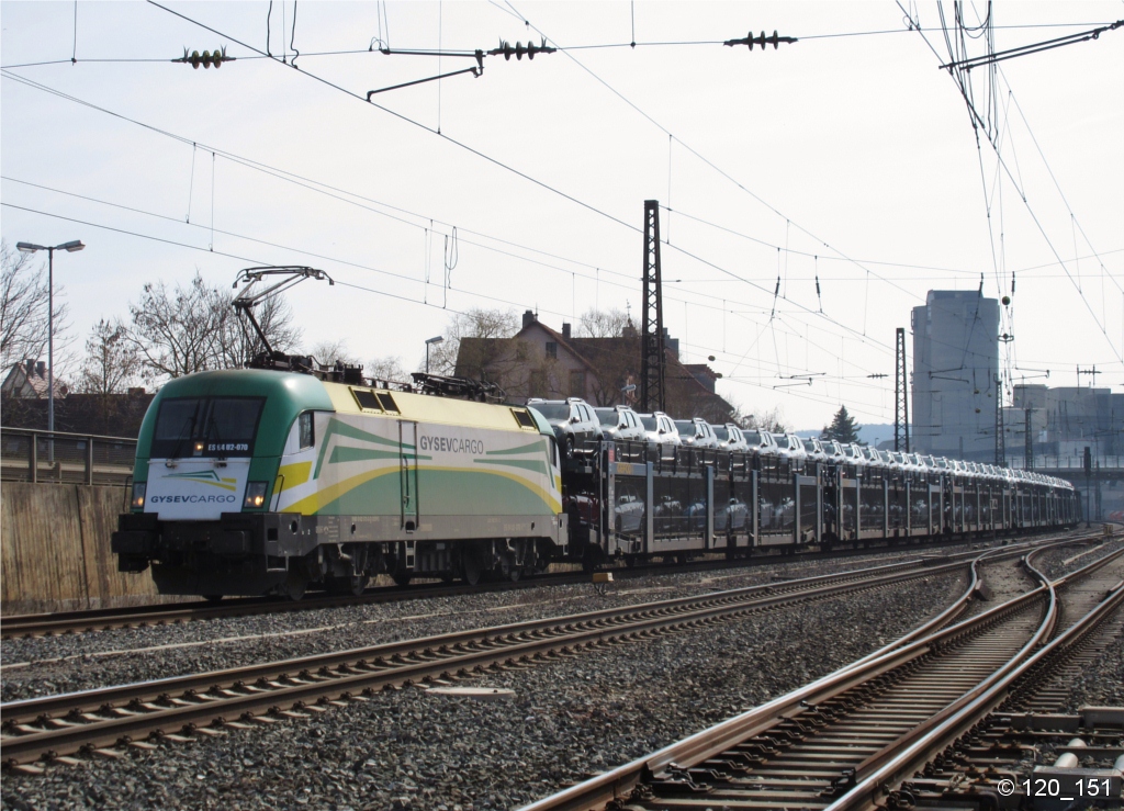 ES 64 U2-070 von MRCE/GYSEV Cargo zieht am 17.Mrz 2015 einen Autozug durch Karlstadt(Main) in Richtung Gemnden.
