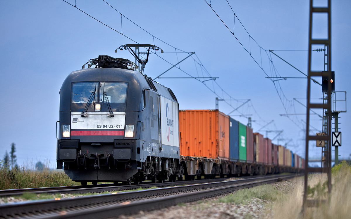 ES 64 U2-071 fährt am späten Abend bei Loh mit einem Containerzug nach Süd.Bild 8.8.2017
