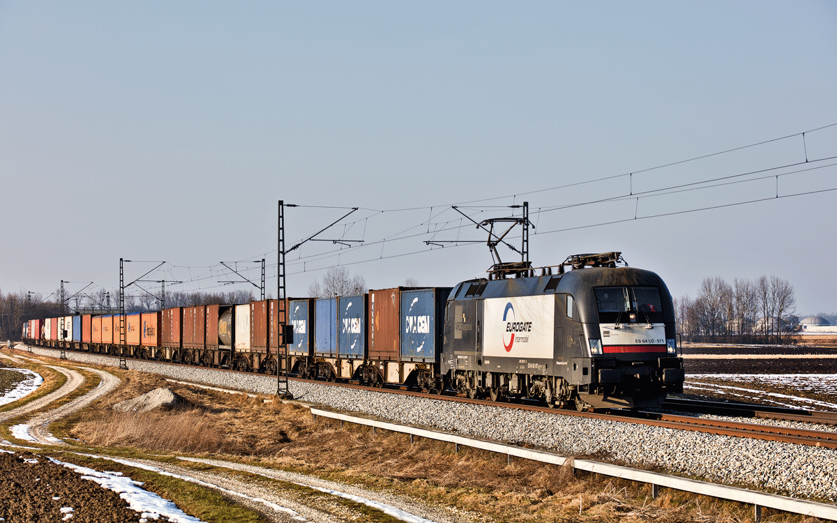 ES 64 U2-071 fährt in Niedermünchsdorf mit einem Containerzug vorbei.Bild vom 11.2.2017