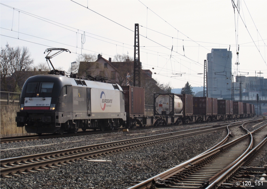 Es 64 U2-071 von MRCE / Eurogate zieht am 17.Mrz 2015 einen Containerzug durch Karlstadt(Main) in Richtung Gemnden.