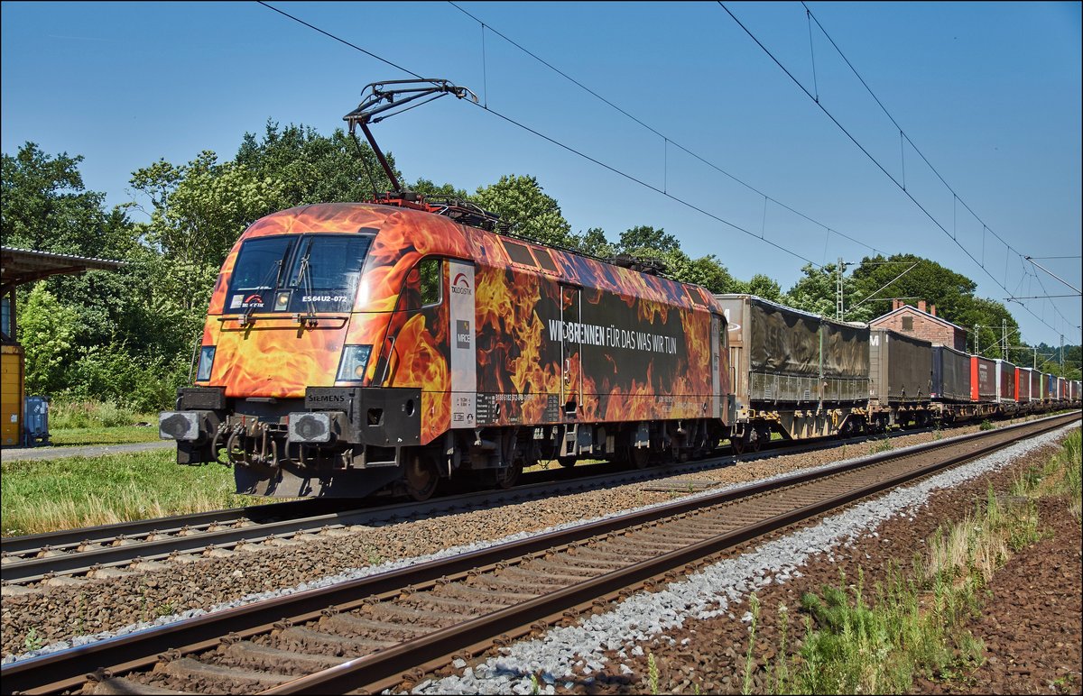 ES 64 U2-072 (182 572) von TXLogistik ist mit einen Aufliegerzug bei Vollmerz am 19.07.2017 zu sehen.Bild wurde auf öffentlichen Gelände gemacht.