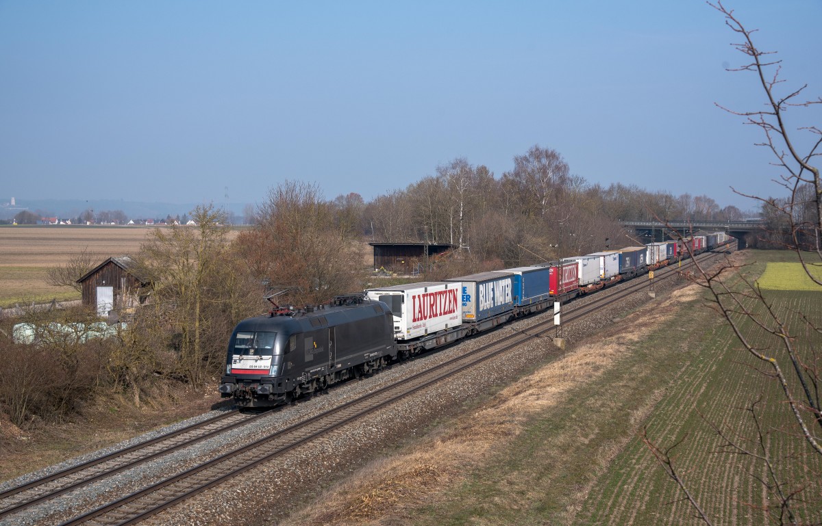 ES 64 U2-072 mit einem KLV Richtung München auf der KBS 910 bei Langweid am Lech.(19.3.2016)