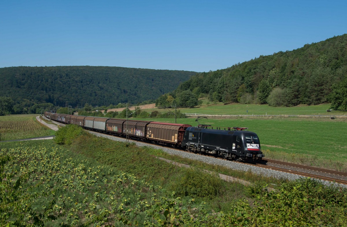 ES 64 U2-072 MRCE-TXL mit ged.Güterwagen bei Wernfeld südwärts am 30.8.2015.