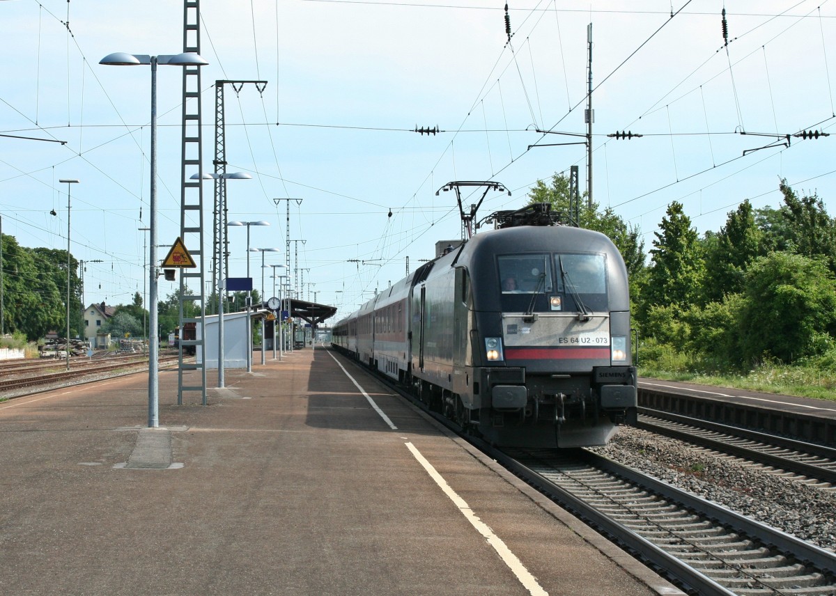 ES 64 U2-073 eilt mit dem verspteten CNL 473 nach Basel SBB ihrem Zielpunkt entgegen. Das Bild entstand am Vormittag des 25.07.13 in Mllheim (Baden).