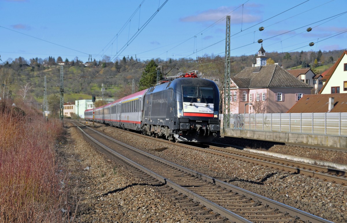 ES 64 U2-074 die MRCE Dispolok ist mit dem IC 119 nach Innsbruck unterwegs.Bild Aufgenommen in Altbach am 23.2.2014