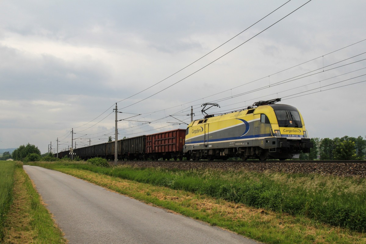 ES 64 U2-081 mit Stahlzug am 29. Mai 2014 bei Großsierning.