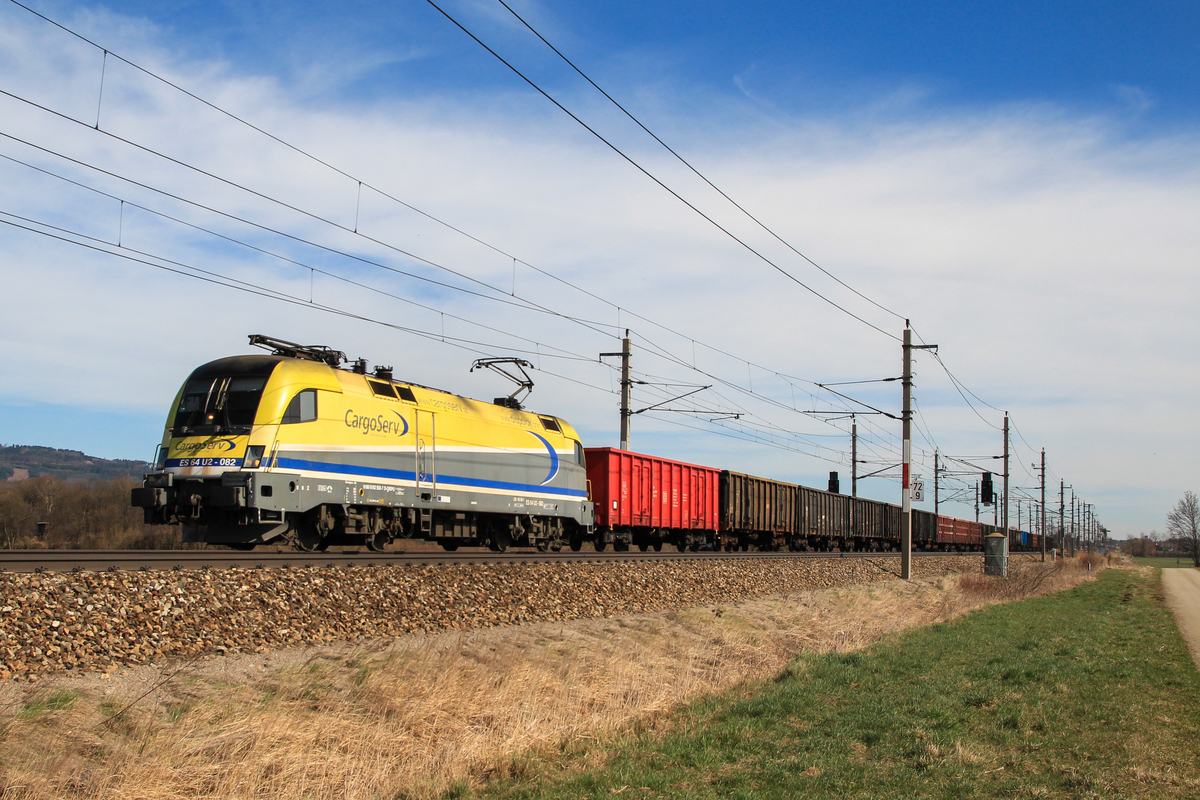 ES 64 U2 - 082 von CargoServ befördert einen Stahlzug nach Linz, Großsierning 20. März 2014.