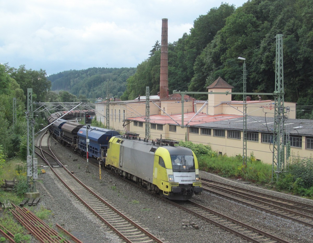 ES 64 U2-095 (182 595) von Dispolok zieht am 21. September 2013 einen Getreidezug durch Kronach in Richtung Saalfeld.