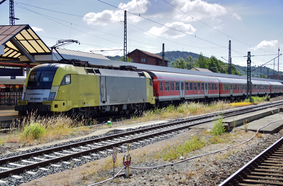 ES 64 U2-095 (182 595) steht am 17.06.15 als RB 20 nach Halle/S. im Bhf. von Eisenach bereit.