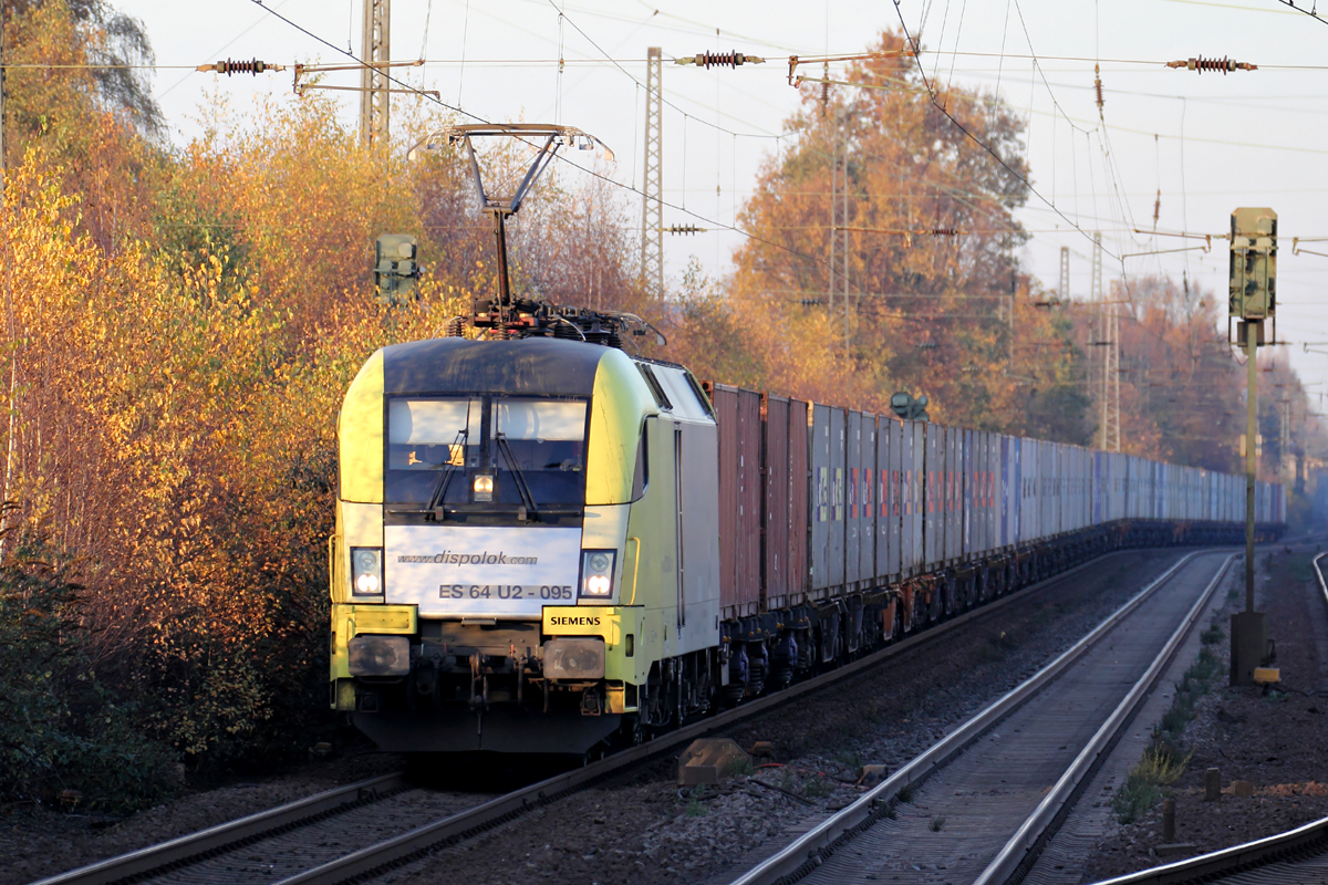 ES 64 U2-095 mit langem Containerzug in Recklinghausen-Süd 22.11.2014 