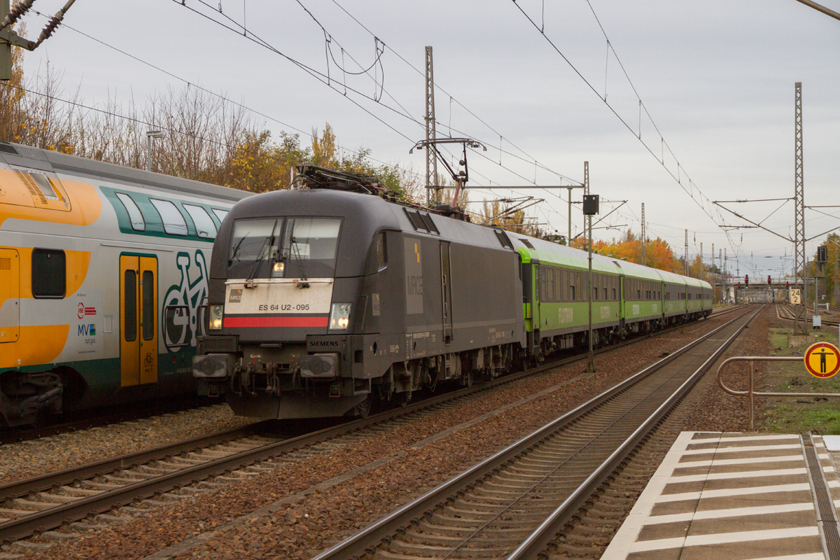 ES 64 U2 095 zieht ein Flixtrain durch Bahnhof Ludwigsfelde, am 11.11.2022.