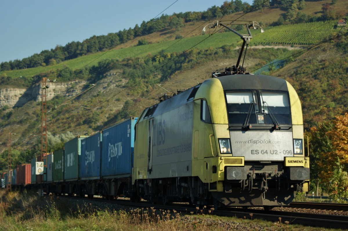 ES 64 U2-096 (182 596-7) mit einen Containerzug am 02.10.13 Richtung Sden.