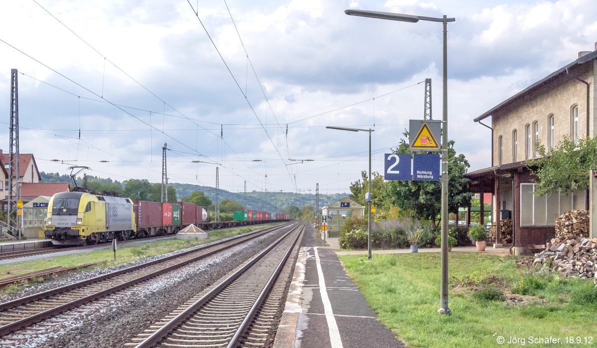 ES 64 U2 - 096 rollte am 18.9.12 mit einem Güterzug nach Süden in Winterhausen durch Gleis 4. Interessant ist das pyramidenförmige Oberlicht der Fußgängerunterführung.