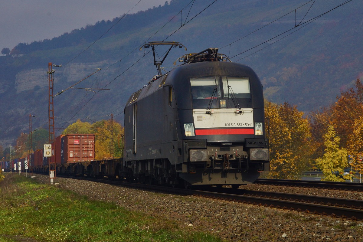 ES 64 U2-097 (182 597)von MRCE ist bei schönen Herbstwetter zu sehen, hier mit einen Containerzug in Richtung Süden am 27.10.15 bei Thüngersheim unterwegs.