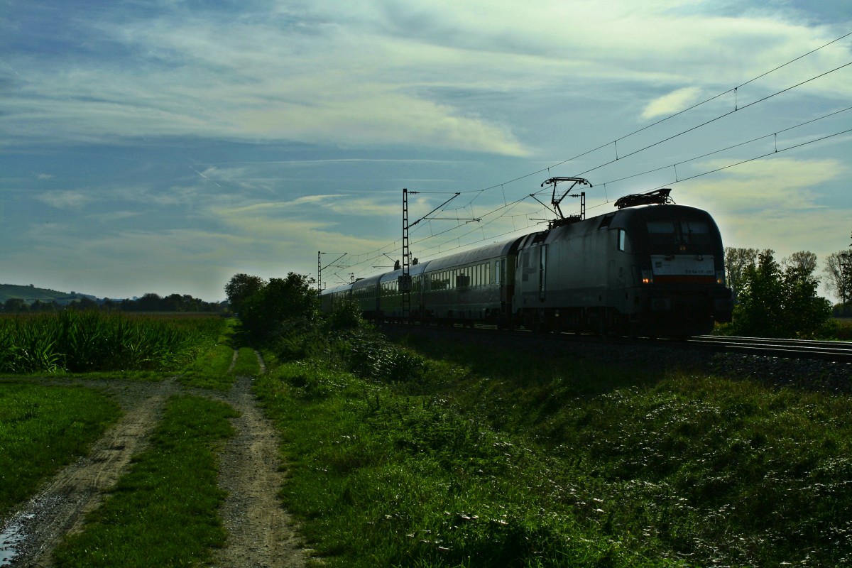 ES 64 U2-097 war am Nachmittag des 22.10.13 mit dem AKE-Sonderzug DPF 25041 von Basel nach Berlin Hbf unterwegs. Der gut 10 mintig versptete Zug ist hier sdlich von Hgelheim zu sehen.
Die Garnitur bestand aus sechs TEE-Wagen, einem Halbspeisewagen (Kakaduwagen) und vier belgischen Wagen.