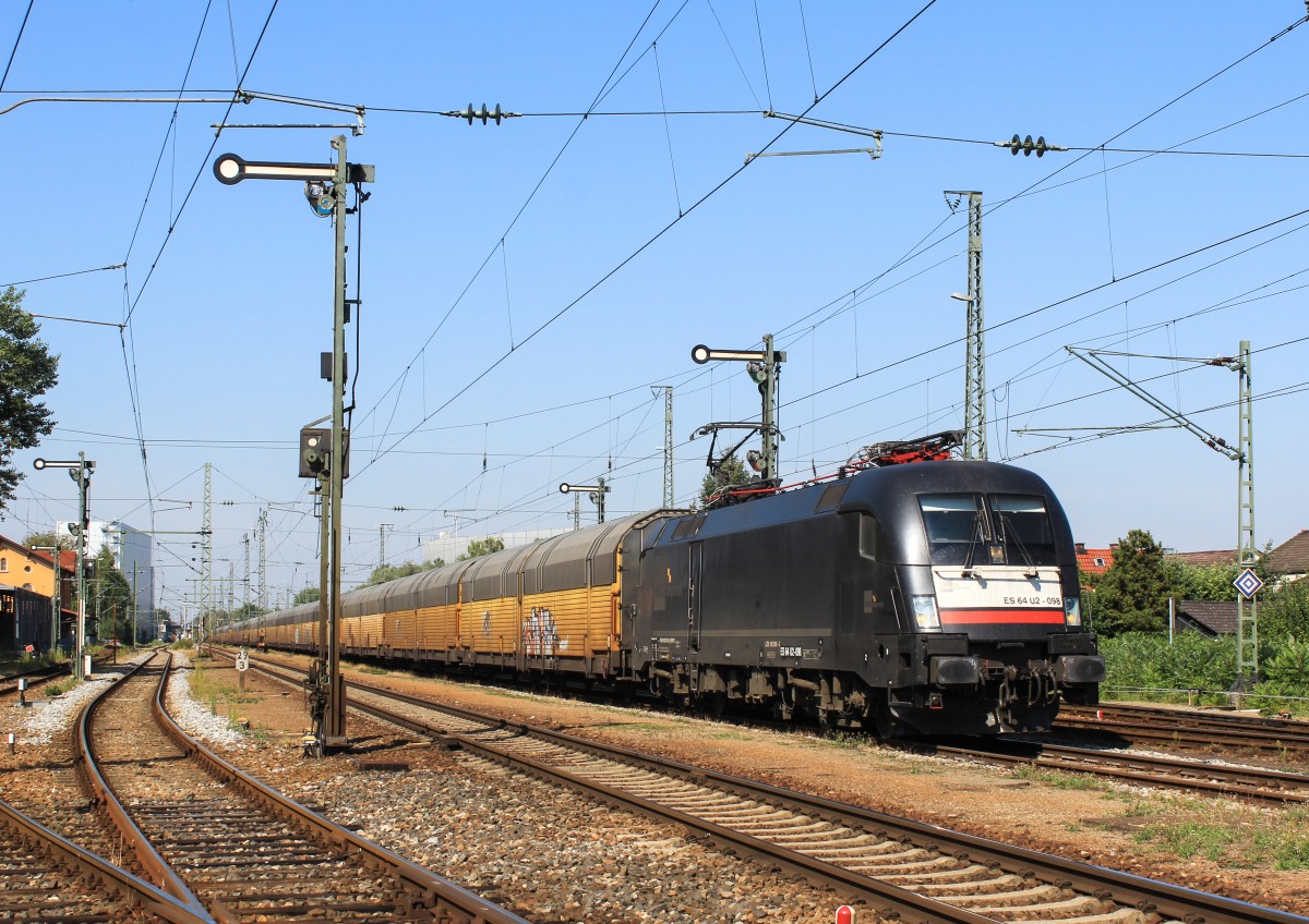 ES 64 U2 -098 / 182 598 mit einem Altmann-Zug am 22. August 2013 in Dingolfing.