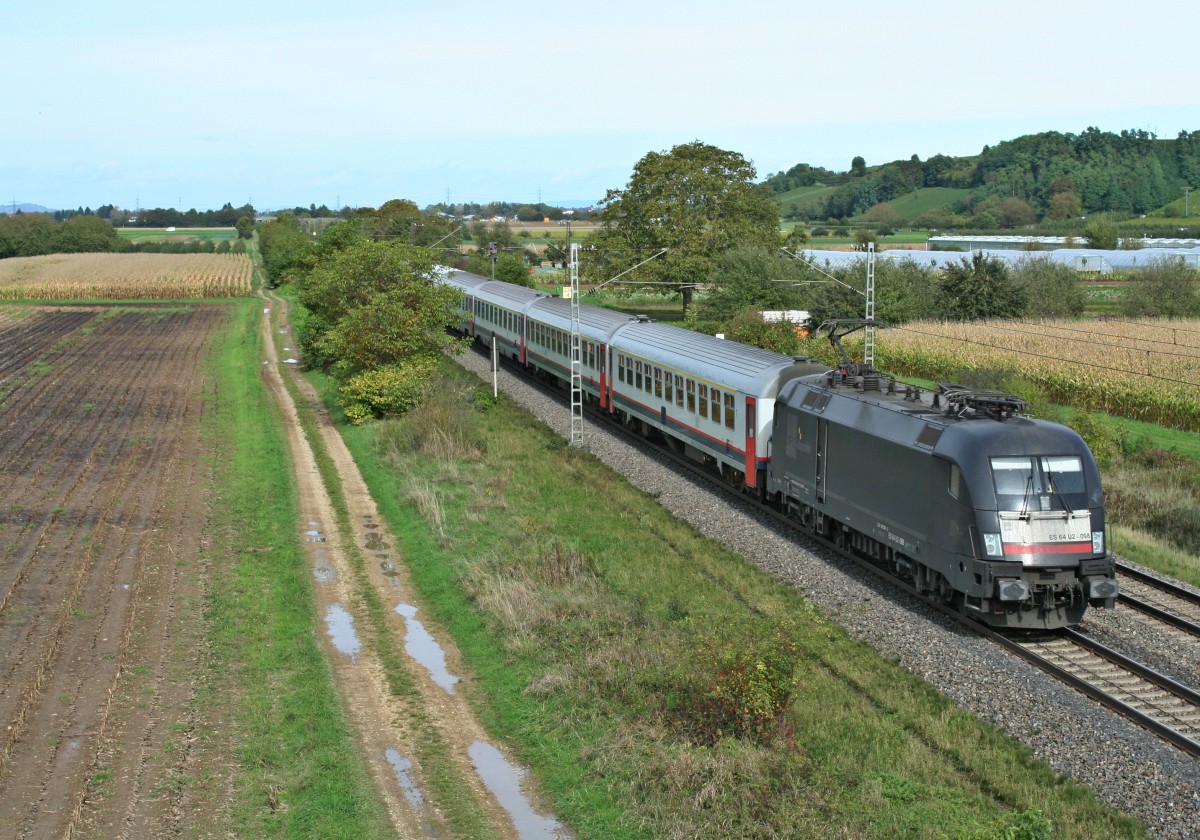ES 64 U2-098 mit dem DPF 25041 von Berlin Hbf (Lehrter Bf) nach Basel Bad. Bf am frhen Nachmittag des 16.10.13 nrdlich des sdbadischen Weinortes Hgelheim.
Der Zug hatte trotz des weiten Laufwegs nur gut fnf Minuten Versptung. Hinter den vier belgischen Wagen liefen mehrere TEE-Wagen und ein Halbspeisewagen mit.