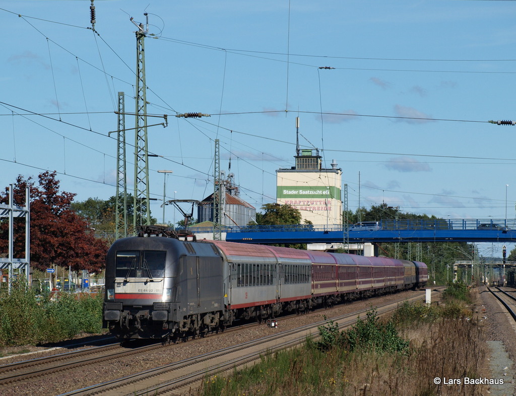 ES 64 U2-098 TXL hat am 29.09.13 einen Suferzug aus Elmshorn am Haken und bringt diesen durch Tostedt Richtung Rheinland.