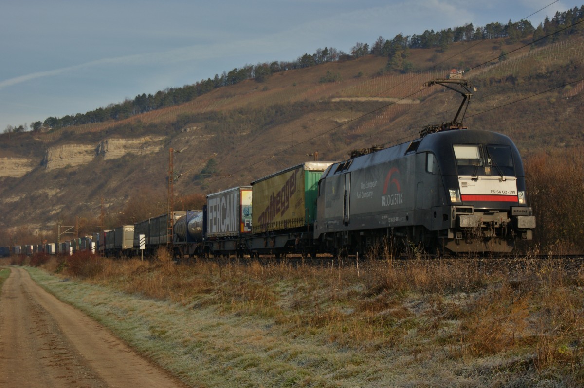 ES 64 U2-099 (182 599) mit einen Aufliegerzug von Karlstadt kommend am 03.12.13