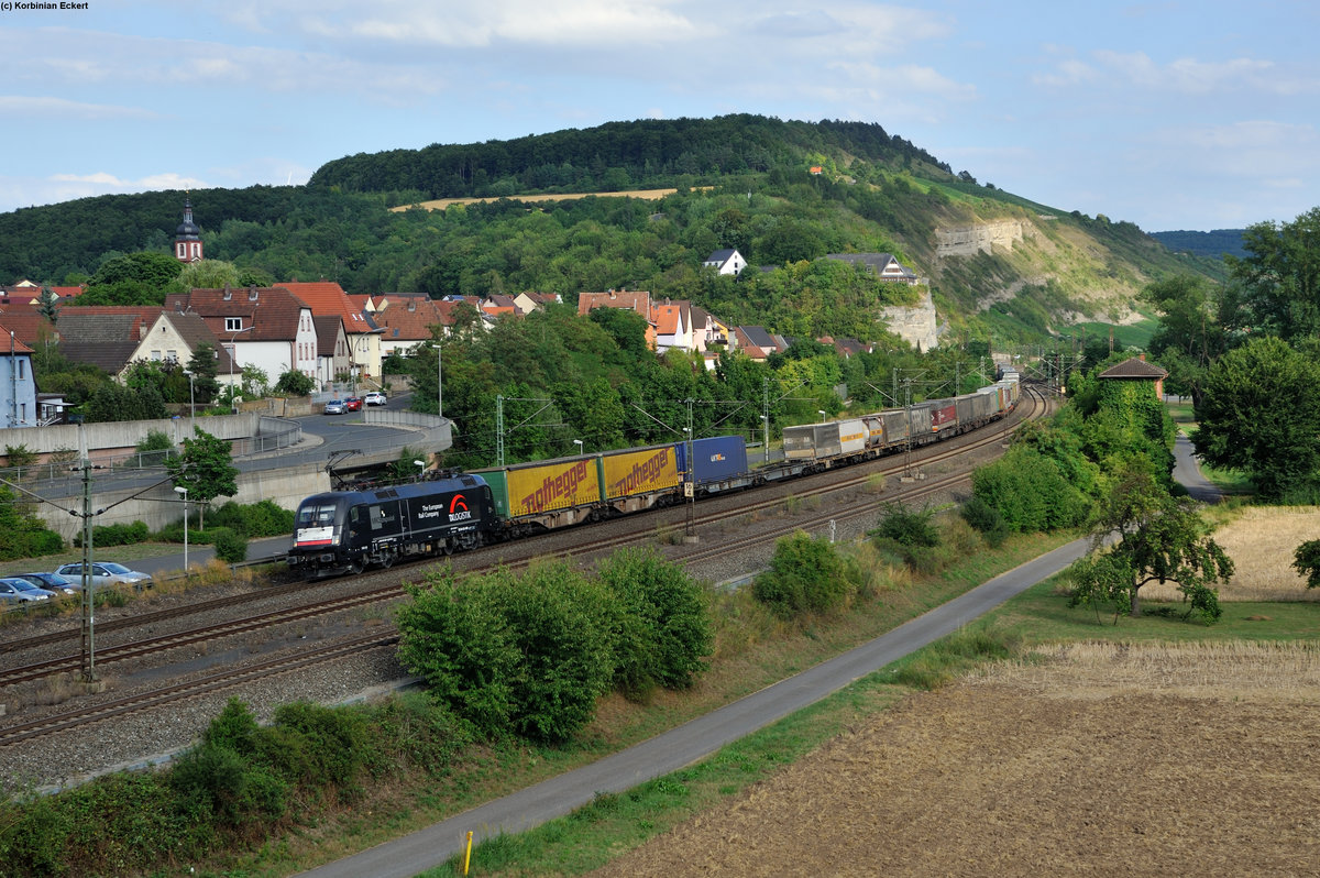 ES 64 U2-099 der MRCE mit einem KLV-Sattelaufliegerzug bei Retzbach-Zellingen Richtung Gemünden (Main), 23.07.2015