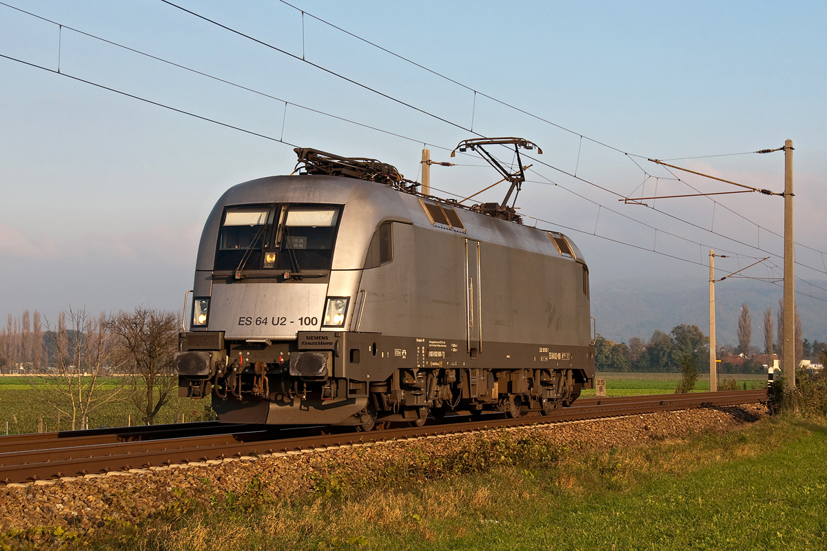 ES 64 U2 - 100, unterwegs als Lokzug auf der Franz Josefs Bahn, in Richtung Tulln, am Nachmittag des 28.10.2014. Die Aufnahme entstand kurz vor Muckendorf - Wipfing.