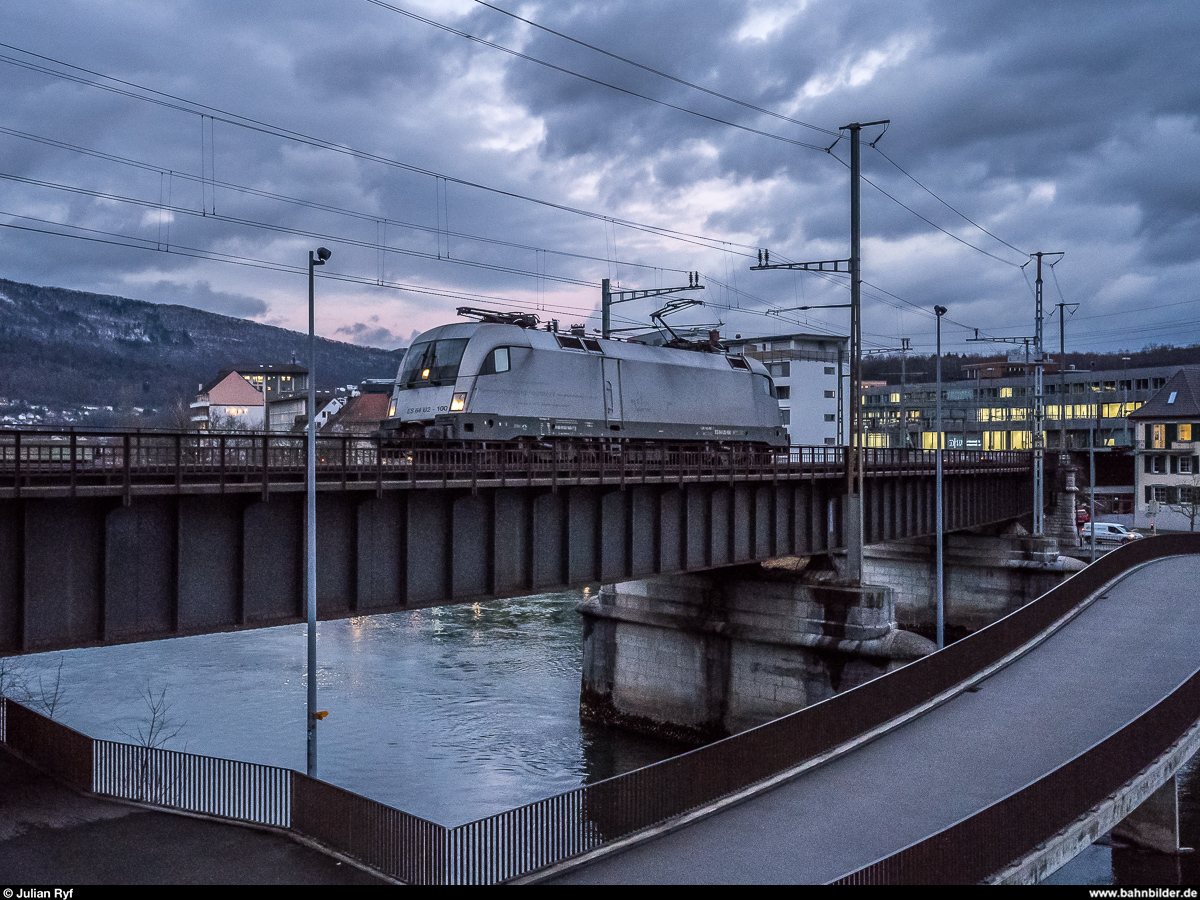 ES 64 U2 100 am 17. Januar 2019 auf der Gäubahnbrücke in Olten. Die Lok fuhr für WRS von Basel nach Cornaux und später am Abend mit einem Kesselwagenzug wieder zurück.