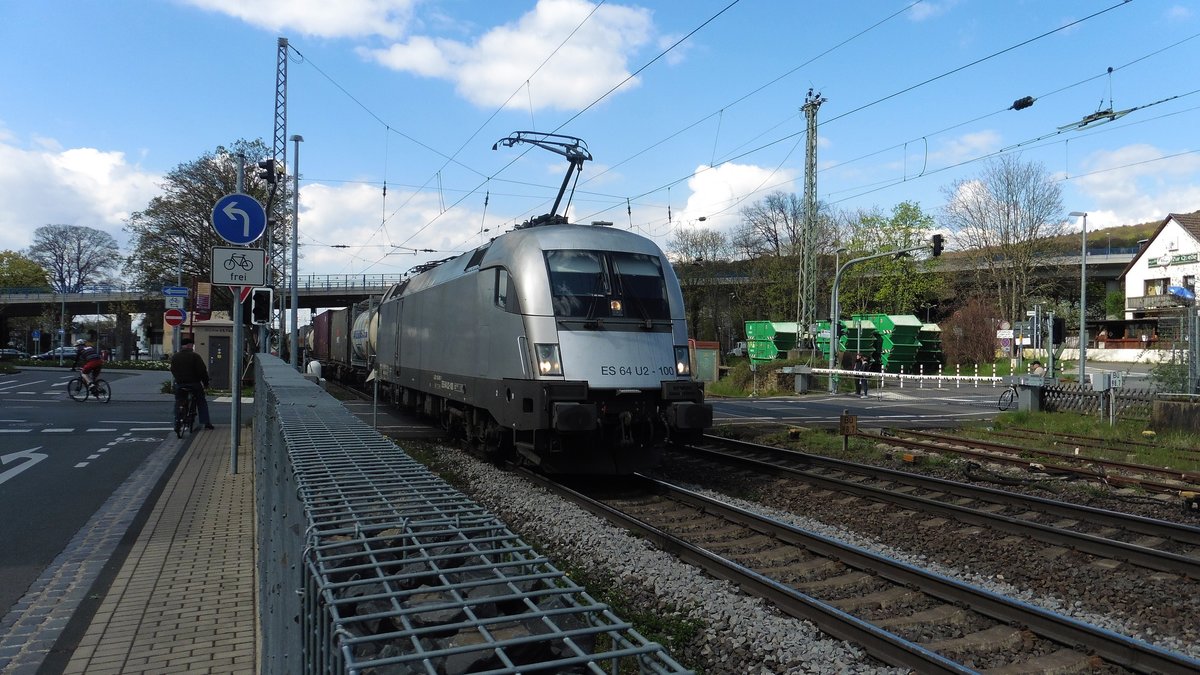 ES 64 U2-100 der Hupac mit einem Güterzug durch Königswinter in Richtung  Koblenz, DEN 17.04.2016