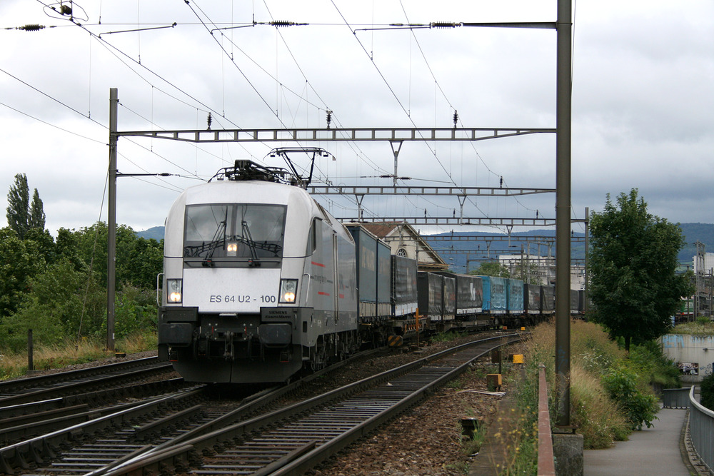 ES 64 U2-100 unweit der Eisenbahnbrücke über den Rhein, die sich südlich des Bahnhofs Basel Badischer Bahnhof befindet.
Aufnahmedatum: 18.07.2009